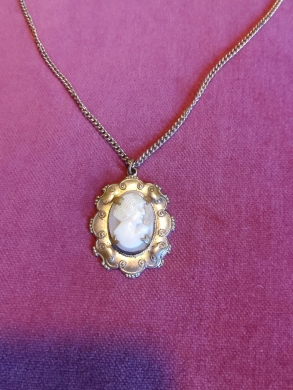 💥VINTAGE💥Gold Cameo Pendant Necklace